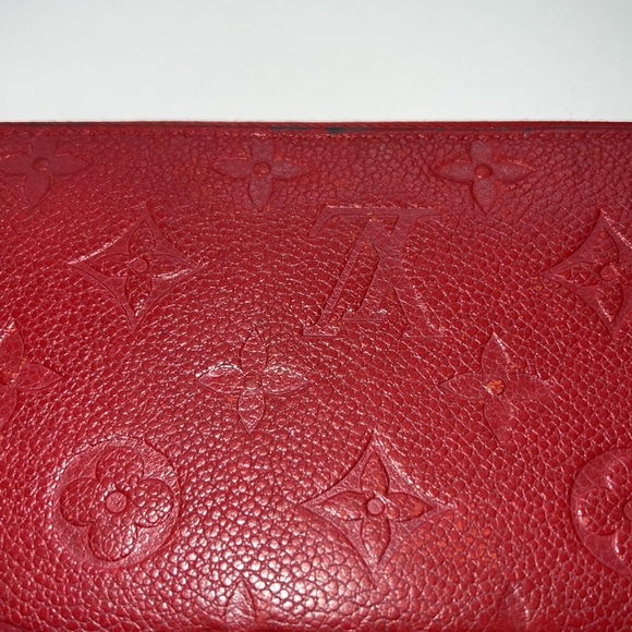 Louis Vuitton Red embossed monogram - Picture 5 of 17
